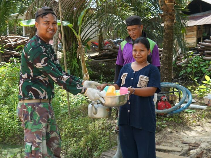 Bentuk Dukungan, Warga Siapkan Minuman dan Snack Untuk Satgas TMMD