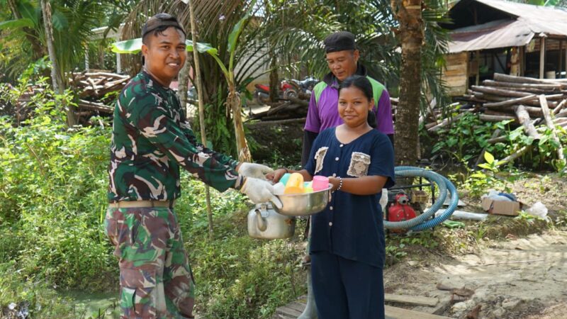 Bentuk Dukungan, Warga Siapkan Minuman dan Snack Untuk Satgas TMMD