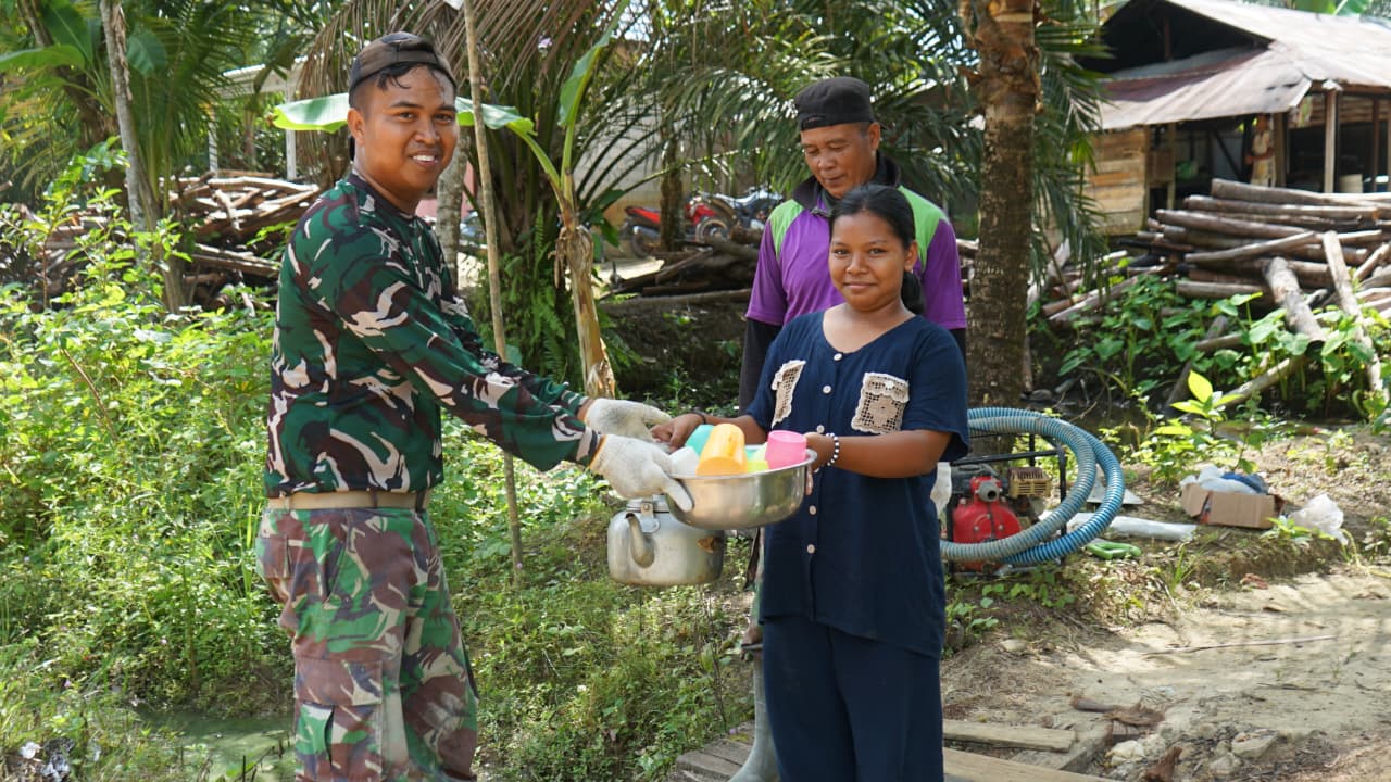 Bentuk Dukungan, Warga Siapkan Minuman dan Snack Untuk Satgas TMMD