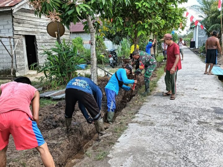 Babinsa Koramil 1015-04/Baamang Bersama Warga Gotong-Royong Membuat Parit