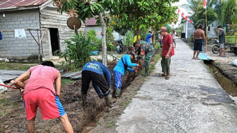 Babinsa Koramil 1015-04/Baamang Bersama Warga Gotong-Royong Membuat Parit