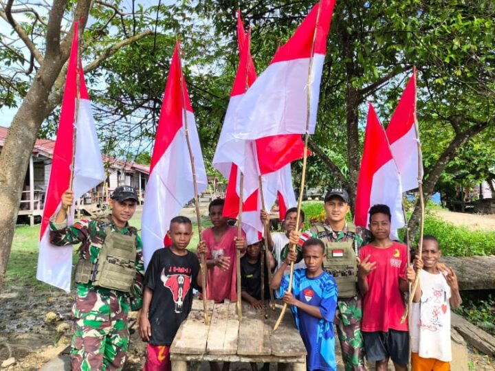 Semangat Merah Putih di Perbatasan, TNI dan Warga Amyu Kibarkan Bendera Sambut HUT RI ke-80