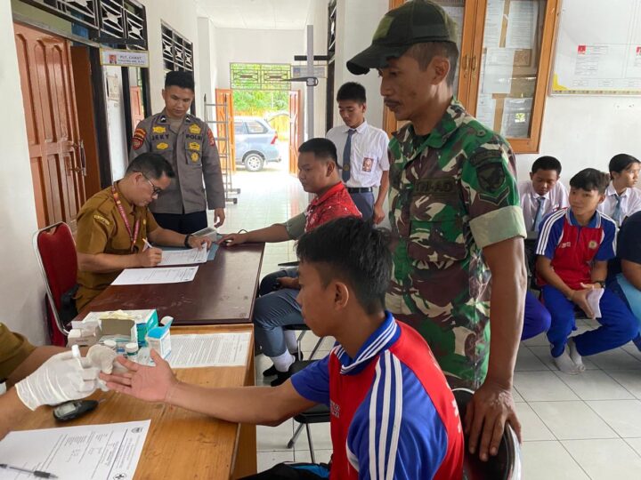 Berikan Rasa Aman, Babinsa 1016-03/Sepang Dampingi Pengecekan Kesehatan Anggota Paskibra