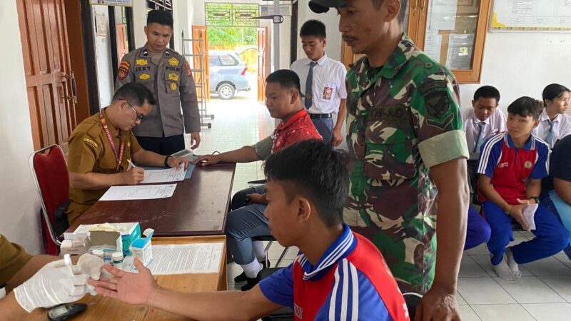 Berikan Rasa Aman, Babinsa 1016-03/Sepang Dampingi Pengecekan Kesehatan Anggota Paskibra