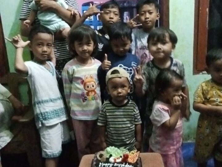 Happy B’day Dede Brayen Yang ke 2 th Cucu yang Ke Dua Anak Dari Tiga Saudara Putra Rizki Abdillah