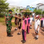 Ciptakan Disiplin Sejak Dini, Babinsa 1015-07/Parenggean Berikan Materi PBB kepada Siswa