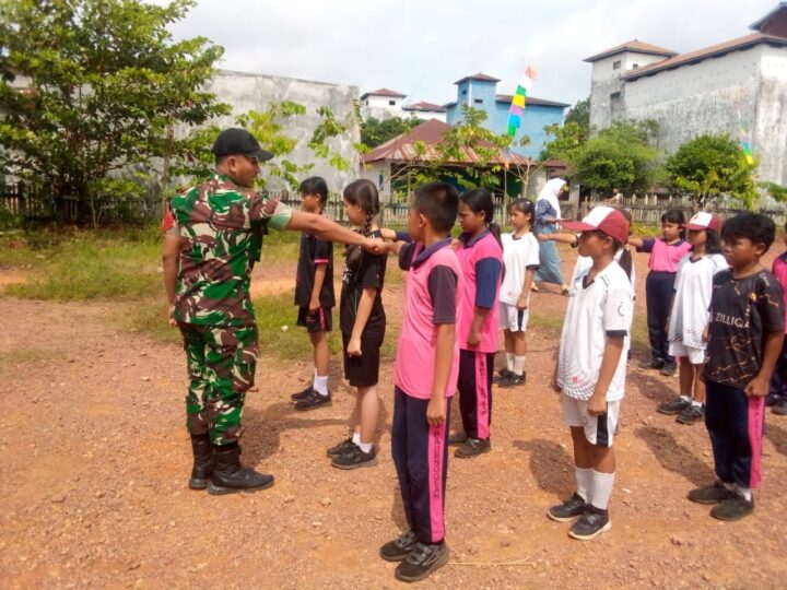 Ciptakan Disiplin Sejak Dini, Babinsa 1015-07/Parenggean Berikan Materi PBB kepada Siswa