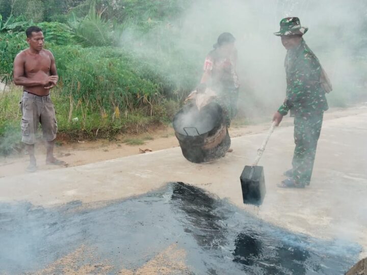 Pelapisan Aspal Jalan Satgas TMMD Di Desa Karya Bakti Capai 230 Meter