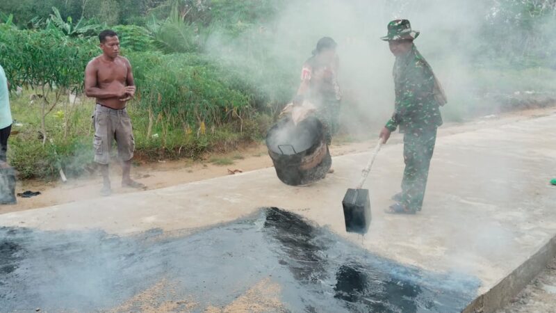 Pelapisan Aspal Jalan Satgas TMMD Di Desa Karya Bakti Capai 230 Meter