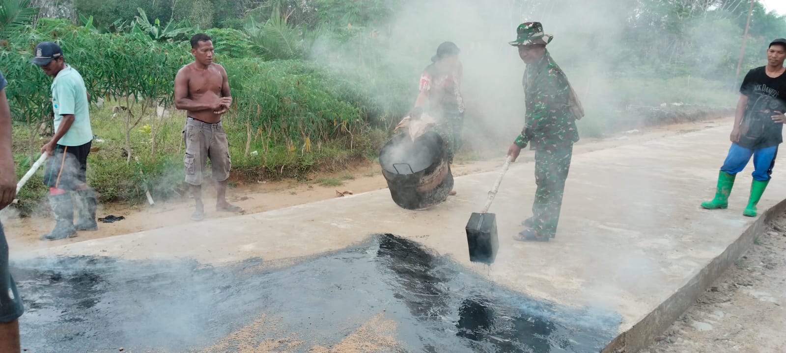 Pelapisan Aspal Jalan Satgas TMMD Di Desa Karya Bakti Capai 230 Meter