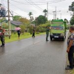 Babinsa Koramil 1710-07/Mapurujaya Semarakan HUT RI Ke-80, Bagikan Bendera Merah Putih Kepada Pengguna Jalan