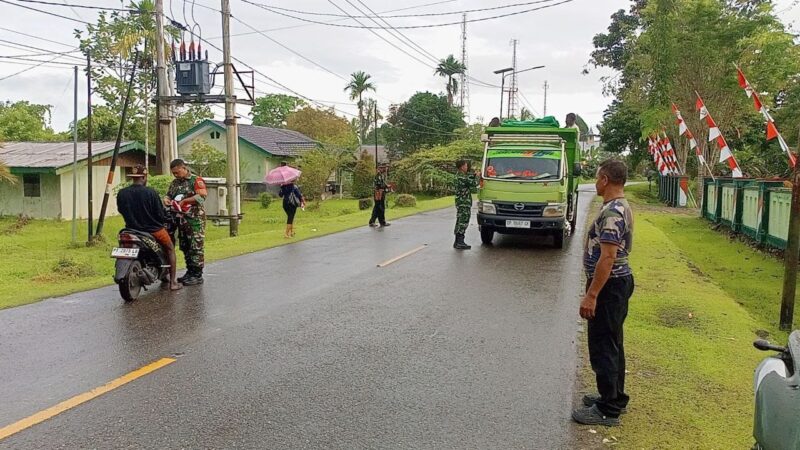 Babinsa Koramil 1710-07/Mapurujaya Semarakan HUT RI Ke-80, Bagikan Bendera Merah Putih Kepada Pengguna Jalan