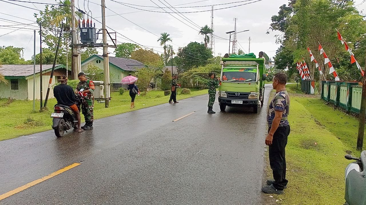 Babinsa Koramil 1710-07/Mapurujaya Semarakan HUT RI Ke-80, Bagikan Bendera Merah Putih Kepada Pengguna Jalan