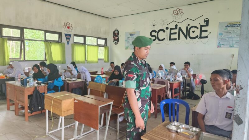 Babinsa Koramil 1019-03/Katingan Hilir Dampingi Pelaksanaan Makan Bergizi Gratis