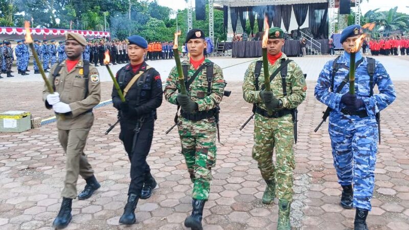 Personel Kodim 1710/Mimika Ikut Taptu dan Pawai Obor Peringatan HUT Ke-80 Kemerdekaan RI
