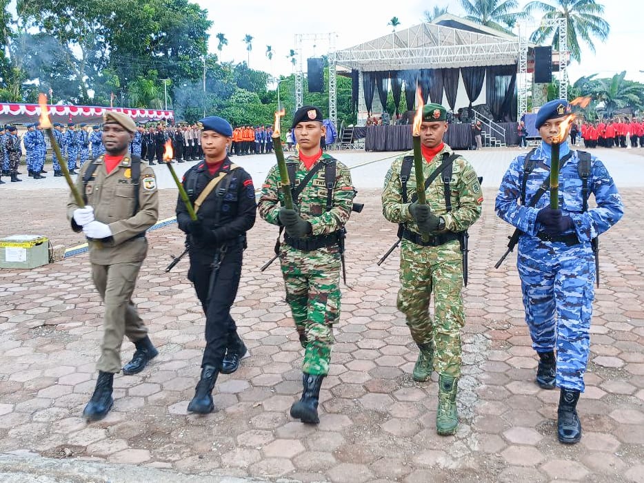 Personel Kodim 1710/Mimika Ikut Taptu dan Pawai Obor Peringatan HUT Ke-80 Kemerdekaan RI