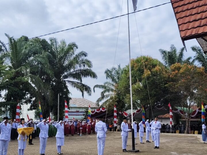Pelaksanaan Upacara Bendera HUT Republik Indonesia ke-80 Tahun 2025 di Halaman Kantor Kecamatan Paranggean