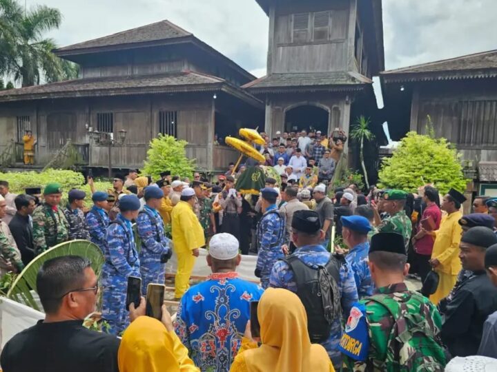 Langit Berduka Diatas Istana Kuning: Ribuan Juriat Iringi Kepergian Pangeran Muasjidinsyah.