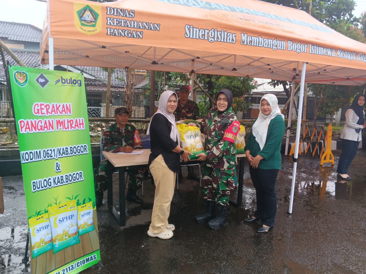 Antrean Panjang Warnai Gerakan Pangan Murah Kodim 0621, Kabupaten Bogor