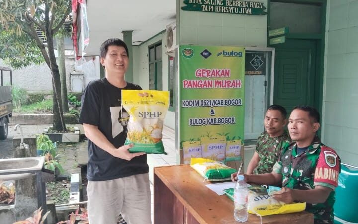 Masyarakat Rela Mengantri Pada Kegiatan Gerakan Pangan Murah TNI di Koramil 0621-23/PP, Dalam Waktu Dua Jam Habis Terjual