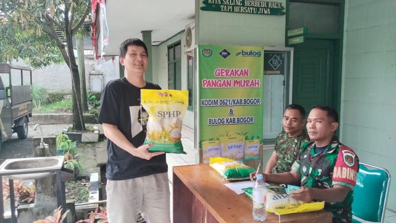 Masyarakat Rela Mengantri Pada Kegiatan Gerakan Pangan Murah TNI di Koramil 0621-23/PP, Dalam Waktu Dua Jam Habis Terjual