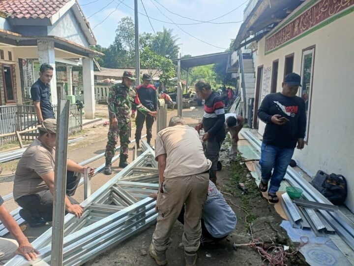 Polsek Tigaraksa Laksanakan Kegiatan Kerja Bakti di Ponpes Darut Tafsir, Desa Taban Kecamatan Jambe