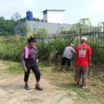 Kerja Bakti Gotong Royong Warga Kampung Pojok Pahelar Kades Pingku H. Madnawin Terjun Langsung