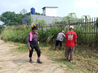Kerja Bakti Gotong Royong Warga Kampung Pojok Pahelar Kades Pingku H. Madnawin Terjun Langsung