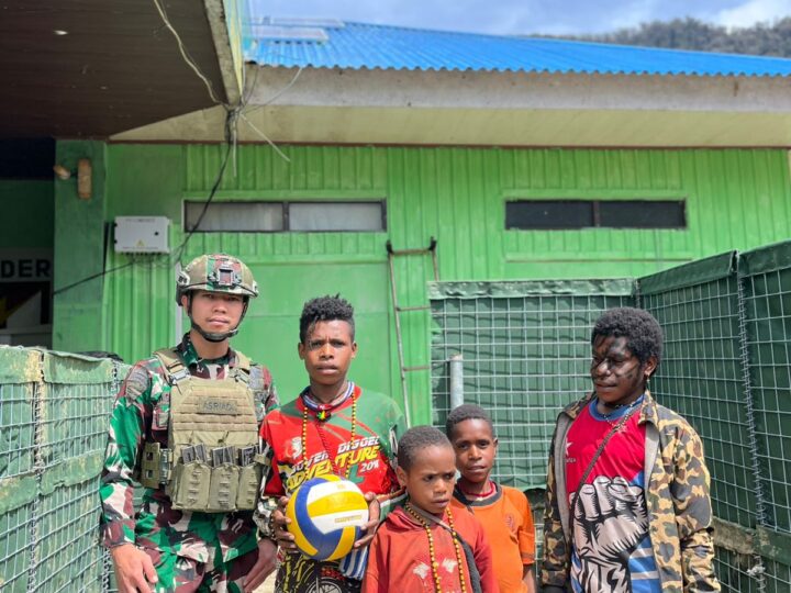 Satgas Yonif 700/WYC Kobarkan Semangat Pemuda Mayuberi Lewat Bendera dan Olahraga