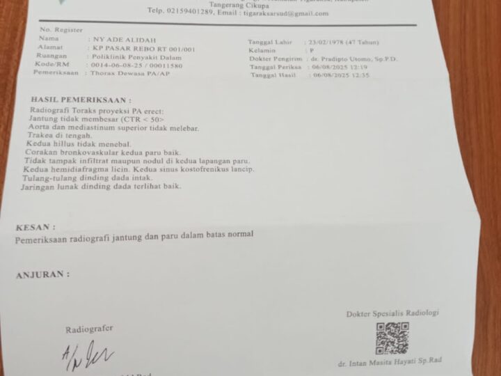 Saniman Suami Dari Almarhum Ibu Ade Alidah Mendatangi (RSUD) Tigaraksa Kabupaten Tangerang Untuk Mengambil Hasil Rontgen Almarhum.