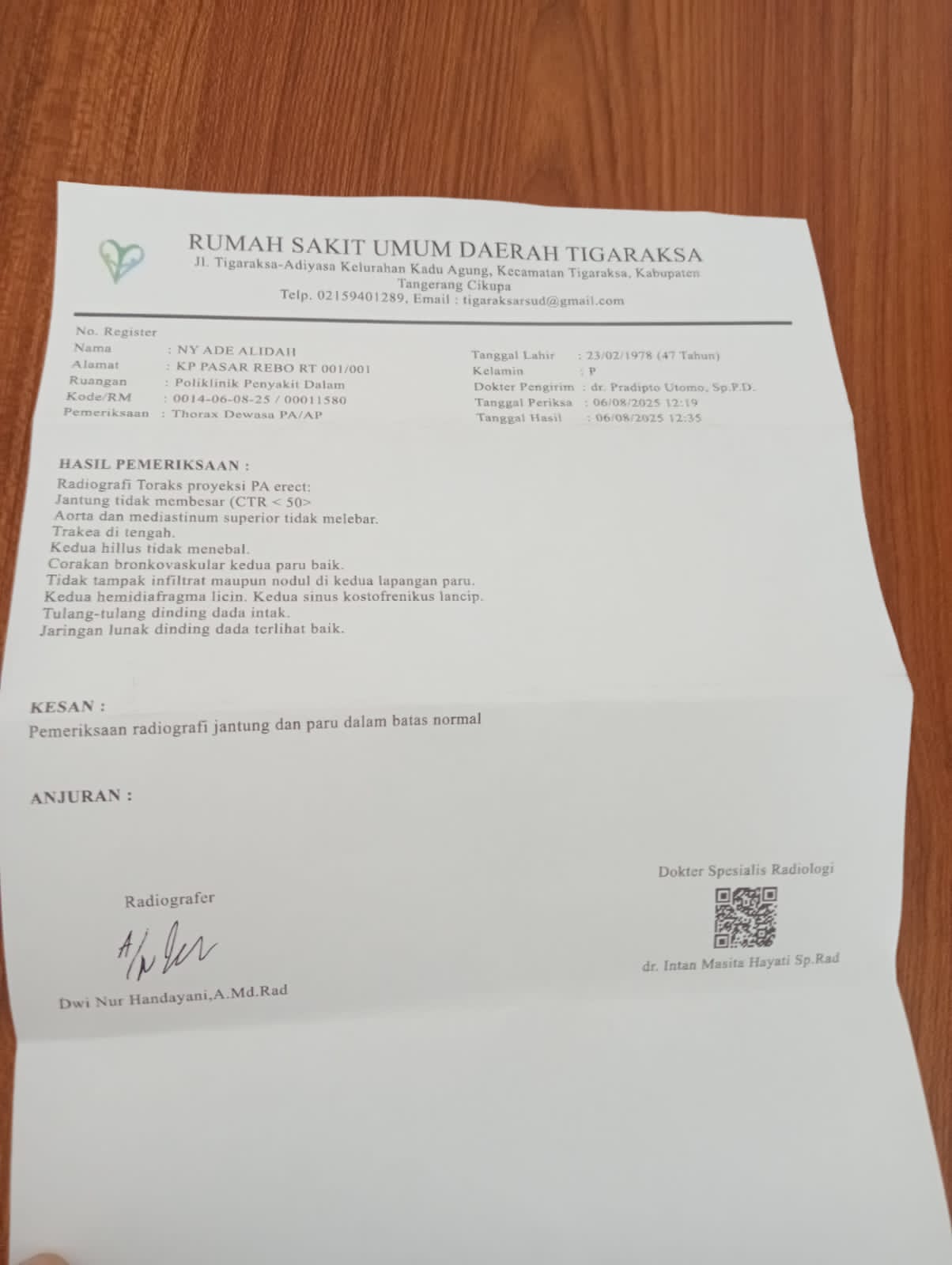 Saniman Suami Dari Almarhum Ibu Ade Alidah Mendatangi (RSUD) Tigaraksa Kabupaten Tangerang Untuk Mengambil Hasil Rontgen Almarhum.
