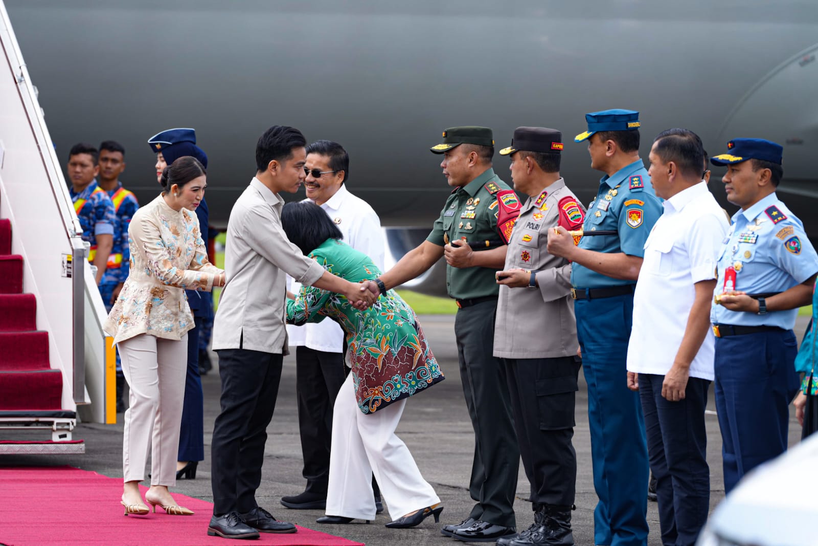 Pangdam I/BB dan Forkopimda Sambut Kedatangan Wapres Gibran di Medan