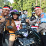 Jelang Hari Kemerdekaan, Kapolresta Tangerang Bagikan Bendera Merah Putih kepada Pengguna Jalan