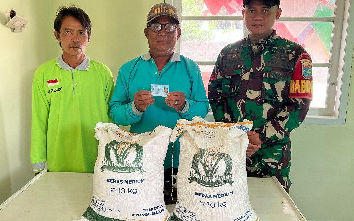 Babinsa Koramil 1015-07/Parenggean Lakukan Pendampingan Pembagian Beras Dari Bulog