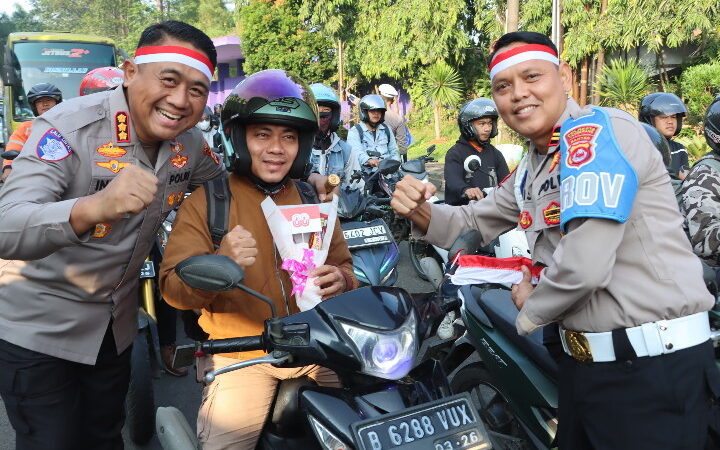 Jelang Hari Kemerdekaan, Kapolresta Tangerang Bagikan Bendera Merah Putih kepada Pengguna Jalan