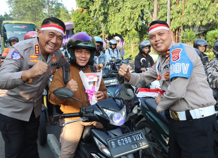 Jelang Hari Kemerdekaan, Kapolresta Tangerang Bagikan Bendera Merah Putih kepada Pengguna Jalan