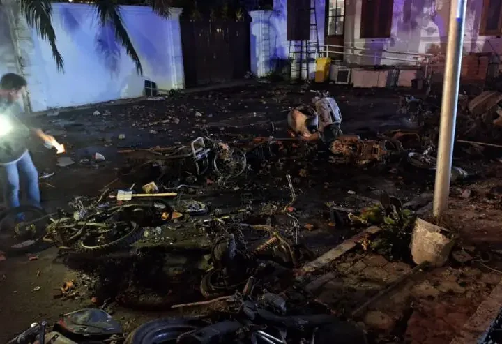 Aksi di Gedung Negara Grahadi Surabaya Menghanguskan 21 Lebih Sepeda Motor