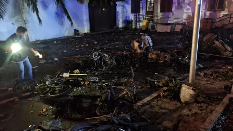 Aksi di Gedung Negara Grahadi Surabaya Menghanguskan 21 Lebih Sepeda Motor