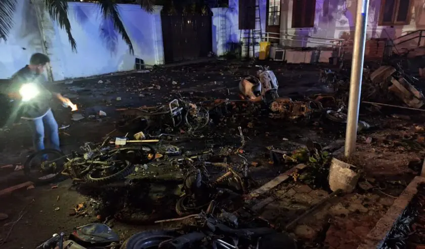 Aksi di Gedung Negara Grahadi Surabaya Menghanguskan 21 Lebih Sepeda Motor