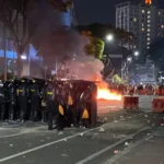 Mobil Barier (mobil penghalau massa) di Jalan Basuki Rahmat Surabaya Dibakar Massa Pendemo.