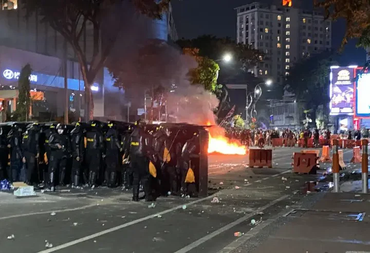 Mobil Barier (mobil penghalau massa) di Jalan Basuki Rahmat Surabaya Dibakar Massa Pendemo.