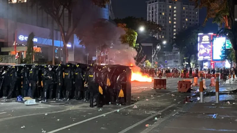 Mobil Barier (mobil penghalau massa) di Jalan Basuki Rahmat Surabaya Dibakar Massa Pendemo.
