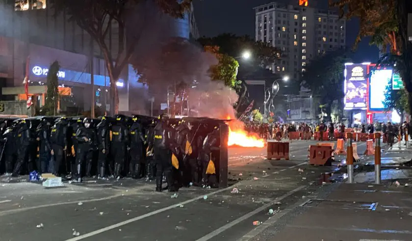 Mobil Barier (mobil penghalau massa) di Jalan Basuki Rahmat Surabaya Dibakar Massa Pendemo.