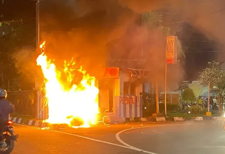 Pos Pantau Polisi Sepanjang Jalan Panglima Sudirman Sampai Bundaran Waru Surabaya Dibakar Massa