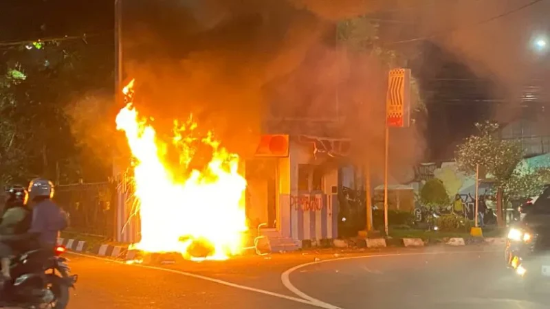 Pos Pantau Polisi Sepanjang Jalan Panglima Sudirman Sampai Bundaran Waru Surabaya Dibakar Massa
