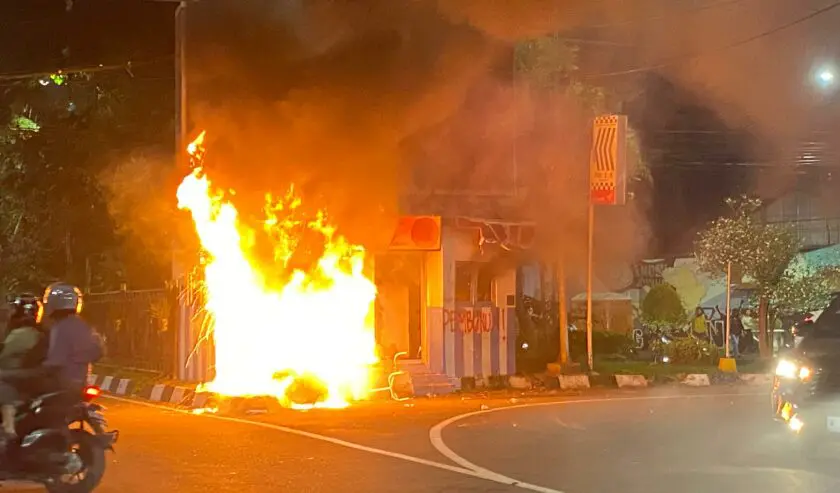 Pos Pantau Polisi Sepanjang Jalan Panglima Sudirman Sampai Bundaran Waru Surabaya Dibakar Massa