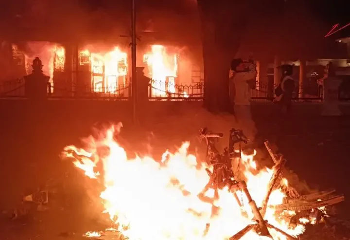 Gedung Negara Grahadi Surabaya Dibakar dan Dijarah Massa
