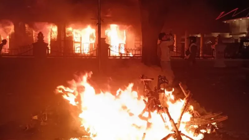Gedung Negara Grahadi Surabaya Dibakar dan Dijarah Massa