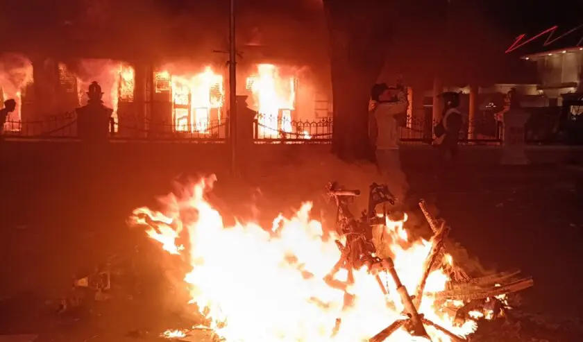 Gedung Negara Grahadi Surabaya Dibakar dan Dijarah Massa