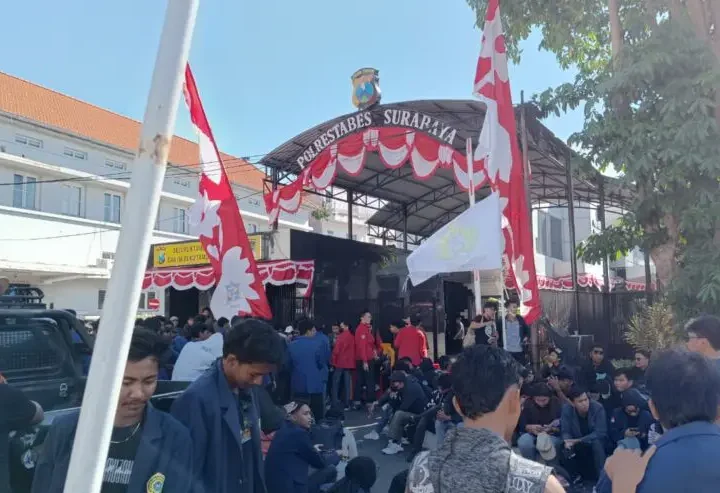 Mahasiswa Menggeruduk Polrestabes Surabaya, Setelah Kepung Polda Jatim.